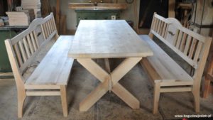Stół drewniany i ławki józefów